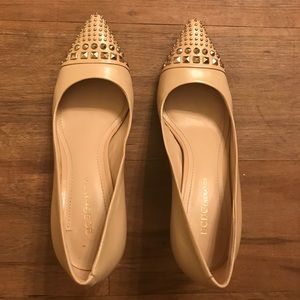 Like New BCBG tan pumps